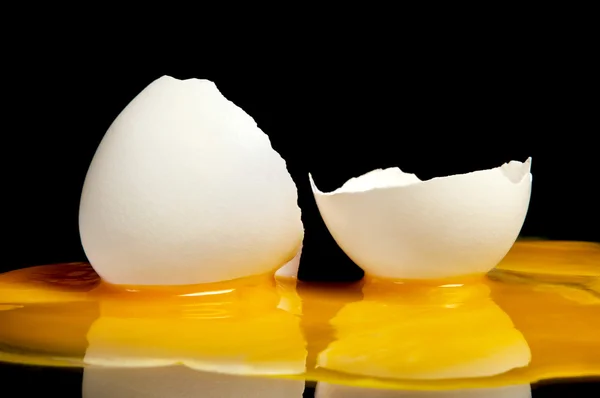 Broken raw egg yolk with a great close-up — Stock Photo, Image