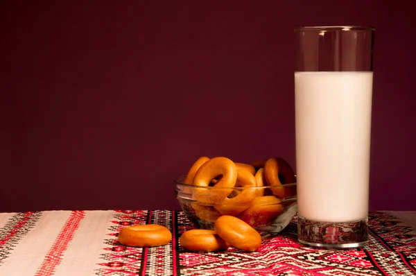 Bakverk og et glass melk – stockfoto