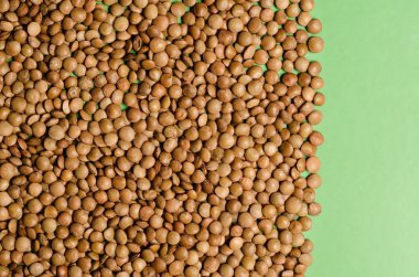 Yeşil bir arka plan üzerinde mercimek