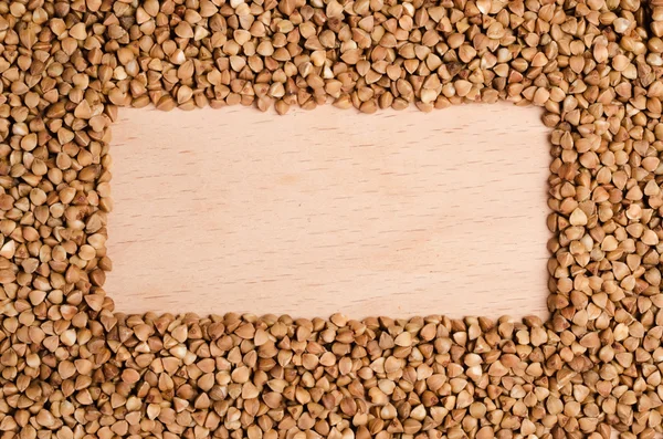 Sarrasin brut sur une surface en bois — Photo