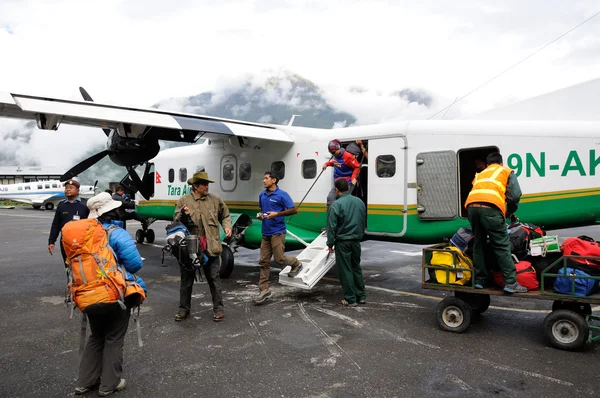 Landing aboard the plane, Tenzing-Hillary airport. Nepal, Himalayas — Stock Photo, Image