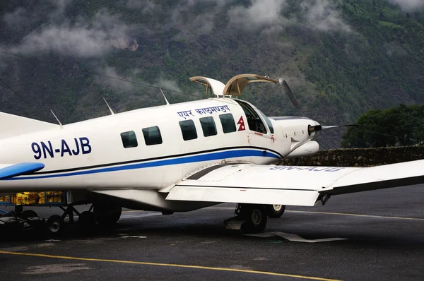 Tenzing-Hillary airport in the settlement of Lukla (2860 m) — Stock Photo, Image