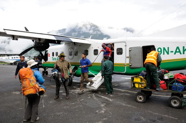 A aterrar a bordo do avião, no aeroporto Tenzing-Hillary. Nepal, Himalaia Fotografias De Stock Royalty-Free