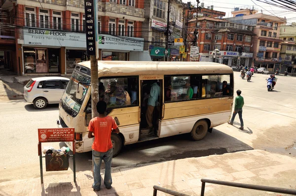 Halte van het openbaar vervoer in Kathmandu — Stockfoto