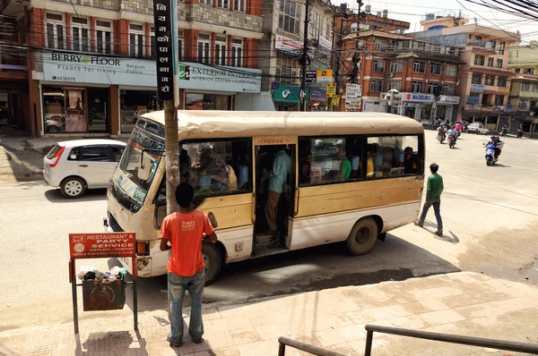 Haltestelle des öffentlichen Verkehrs in Katmandu Stockbild