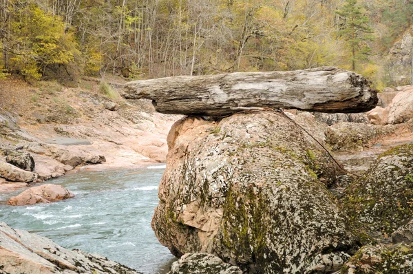 Gebirgsfluss im Kaukasus — Stockfoto