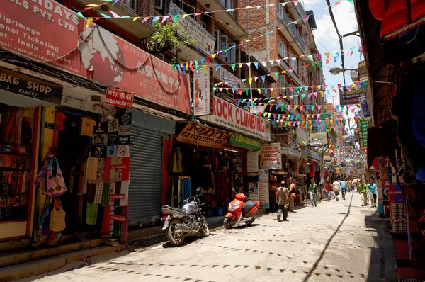 Turystycznej dzielnicy z Katmandu – Thamel. Nepal, 29 maja 2013 — Zdjęcie stockowe