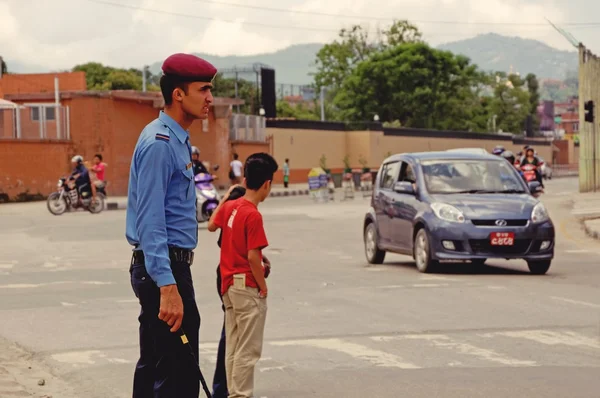 Nepáli rendőr. Thamel, Kathmandu, Nepál területe. Május 29-én, 2013 — Stock Fotó