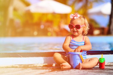 Yüzme havuzunda oynayan sevimli küçük kız