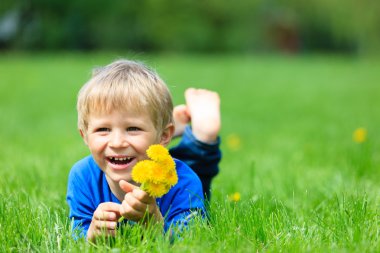 şirin mutlu küçük çocuk yeşil çim Bahar üzerinde yalan