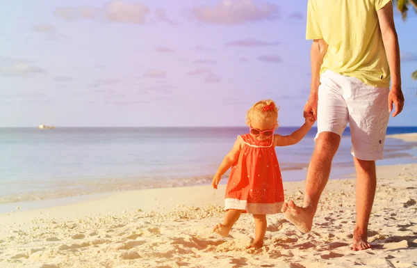 父亲和女儿走在海滩上 — 图库照片