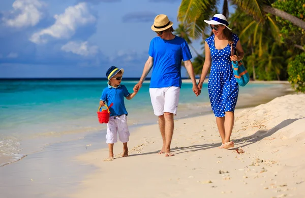 Familia con niño caminando en la playa — Foto de Stock