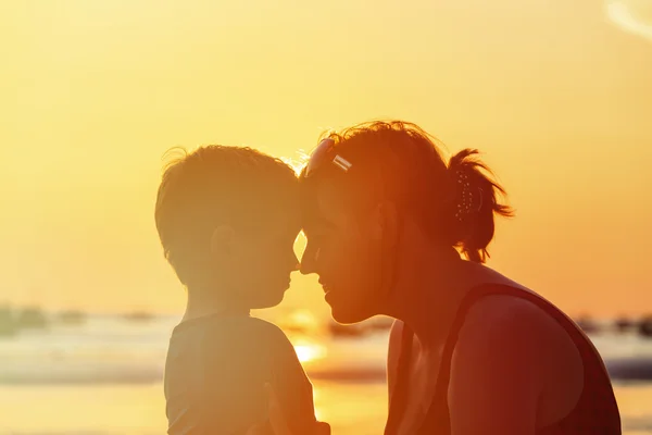 Heureuse mère aimante et petit fils au coucher du soleil — Photo