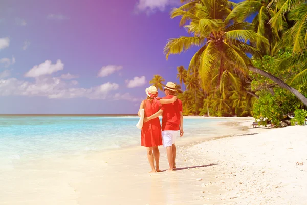 Séta a beach boldog szerető pár — Stock Fotó