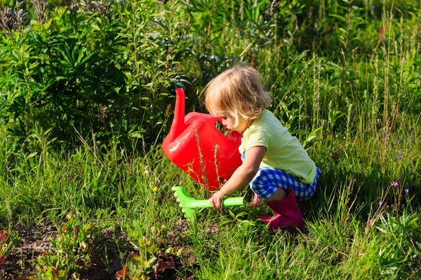 Gadis kecil yang bekerja di kebun — Stok Foto