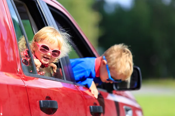 Gelukkig meisje jongen en peuter reizen met de auto — Stockfoto