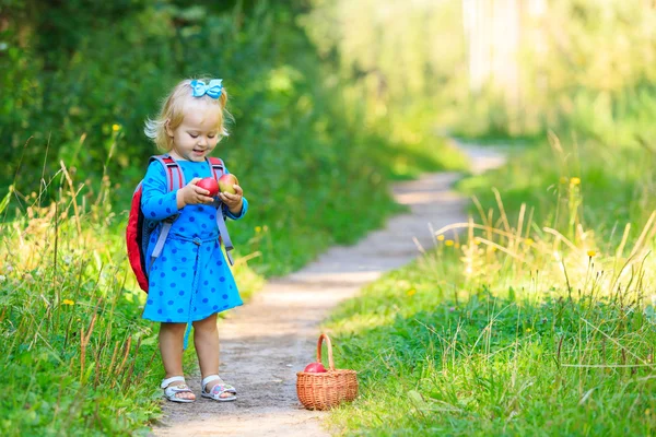 Gadis kecil yang lucu pergi ke piknik hutan — Stok Foto