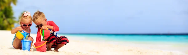 Bonito menino e criança menina jogar na praia — Fotografia de Stock