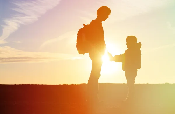 Pai e filho viajam ao pôr do sol — Fotografia de Stock