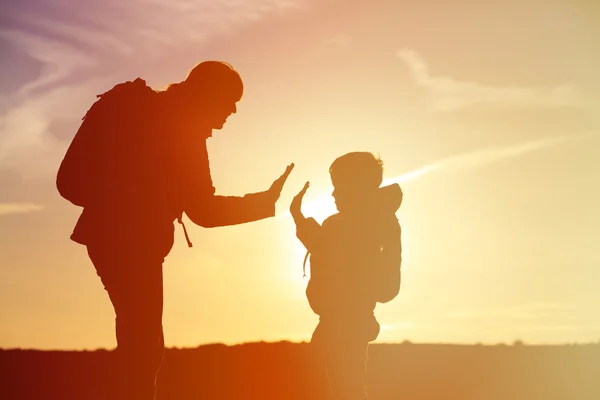 Mãe e pequeno filho viajam ao pôr do sol — Fotografia de Stock