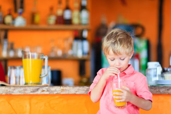 Niño bebiendo jugo en la cafetería — Foto de Stock
