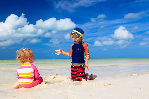 Aranyos kis fiú és kisgyermek lány játék Beach — Stock Fotó