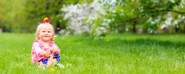 Boldog aranyos kislány, élvezze a tavaszi természet — Stock Fotó