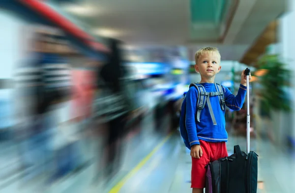 Liten pojke med resväska resor på flygplatsen — Stockfoto