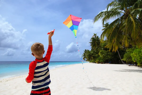 열 대 해변에 연을 비행 하는 어린 소년 — 스톡 사진