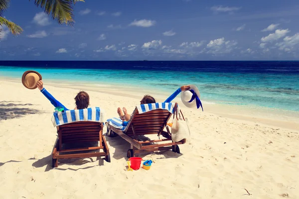 Feliz pareja relajarse en la playa — Foto de Stock