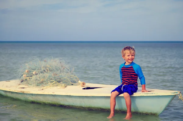 Mały chłopiec żeglugi na łodzi rybackich z netto — Zdjęcie stockowe