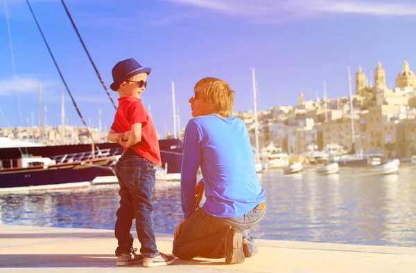 Padre e hijo mirando la ciudad de Valetta, Malta —  Fotos de Stock