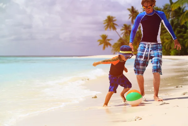 Padre e figlio giocare a palla in spiaggia — Foto Stock