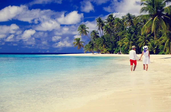 Счастливая любящая пара, гуляющая по пляжу — стоковое фото