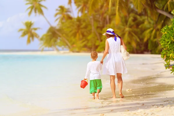 Moeder en zoon lopen op zomer strand — Stockfoto