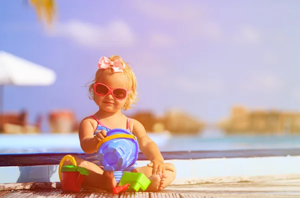 Plajı'nda yüzme havuzunda oynayan sevimli küçük kız — Stok fotoğraf
