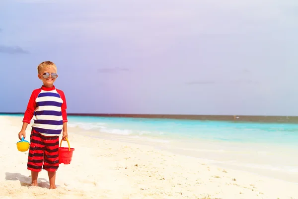 Mały chłopiec grać z piasku na plaży — Zdjęcie stockowe