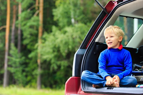 Szczęśliwy chłopiec podróży samochodem w przyrodzie — Zdjęcie stockowe