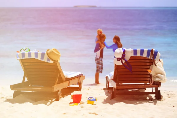 Καρέκλες σε τροπική παραλία, οικογενειακή παραλία διακοπές — Φωτογραφία Αρχείου