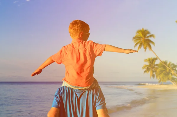 Pai feliz e filho pequeno nos ombros brincam no céu — Fotografia de Stock