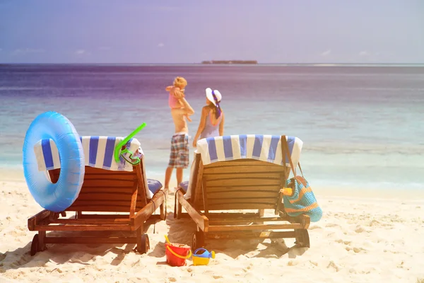 Sedie sulla spiaggia tropicale, vacanza al mare per famiglie — Foto Stock