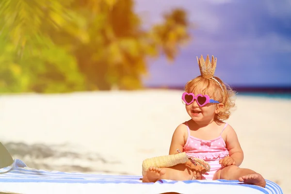 Schattig prinsesje baby op zomer strand — Stockfoto
