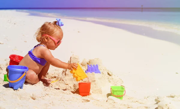 可爱的小女孩，在沙滩上玩沙 — 图库照片