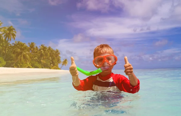 Szczęśliwy chłopiec basen z kciuki w górę na plaży — Zdjęcie stockowe
