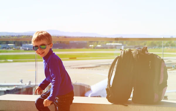 Μικρό αγόρι στο αεροδρόμιο, παιδιά ταξίδι — Φωτογραφία Αρχείου