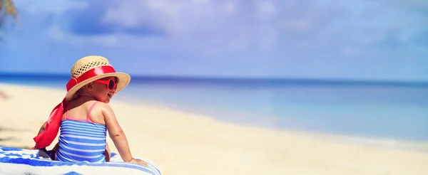 Tropik sahilde büyük şapka, sevimli küçük kız — Stok fotoğraf