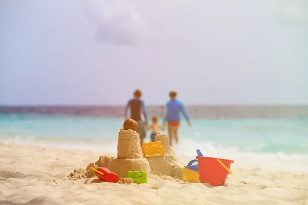 Castillo de arena en la playa tropical, vacaciones en familia —  Fotos de Stock