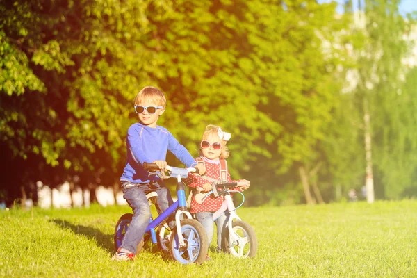 Menino e criança menina em bicicletas no verão — Fotografia de Stock