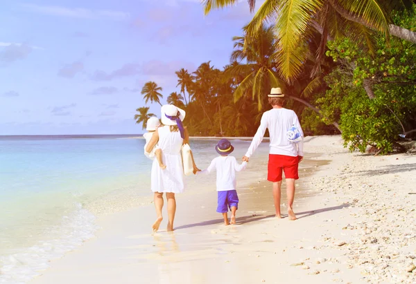 Família com duas crianças andando na praia tropical — Fotografia de Stock