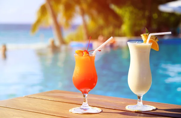 Dois cocktails na praia tropical de luxo — Fotografia de Stock